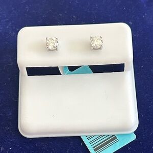 Moissanite Diamond stud earrings .‎